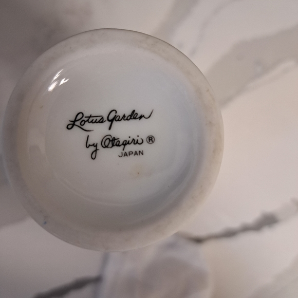 A vase sized 6.75" by 2.125". A dainty Japanese vase by Lotus Garden Alegiri - Picture 4 of 4